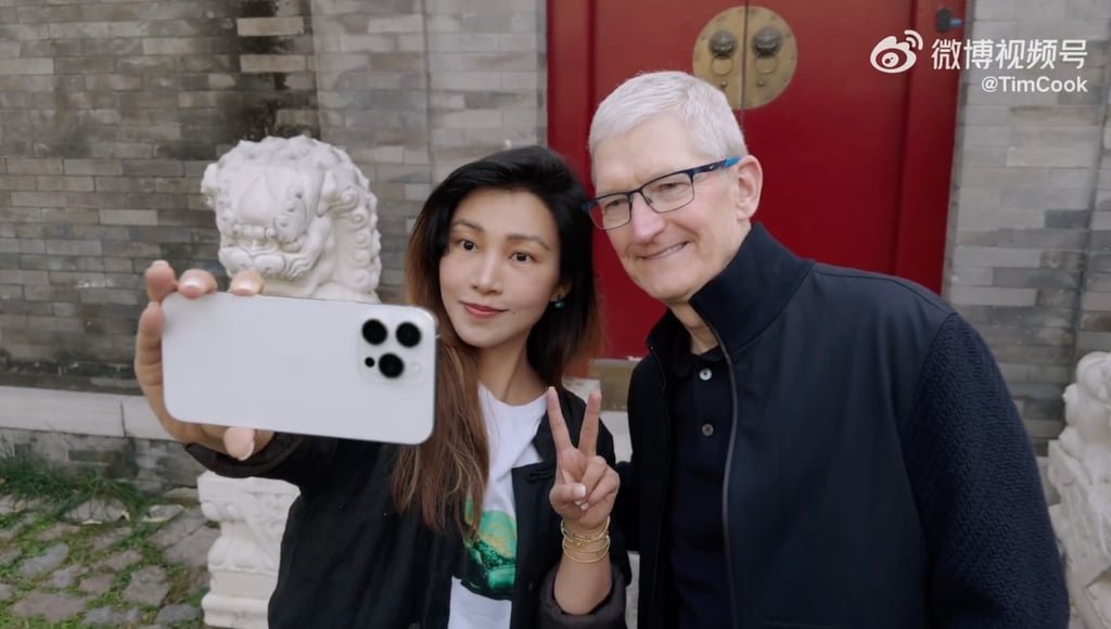 Tim Cook poses for a self with Chinese photographer Chen Man in Beijing. Photo: Weibo