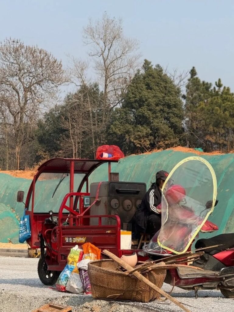 The construction team expertly built a dedicated access route, allowing the family to connect with the outside world despite the heavy traffic. Photo: Douyin