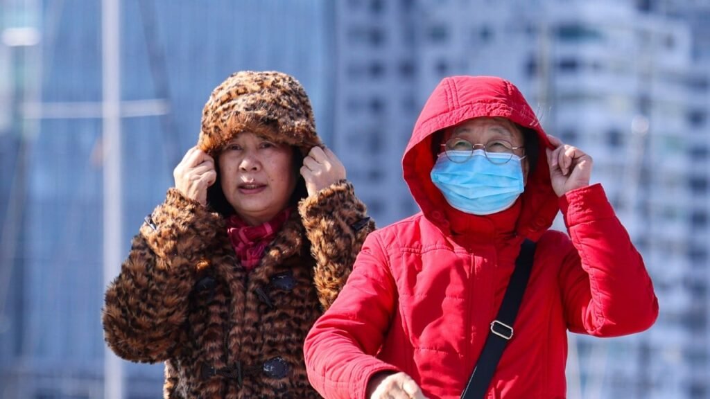 Temperatures in Hong Kong fall to 10 degrees, cold weather warning issued