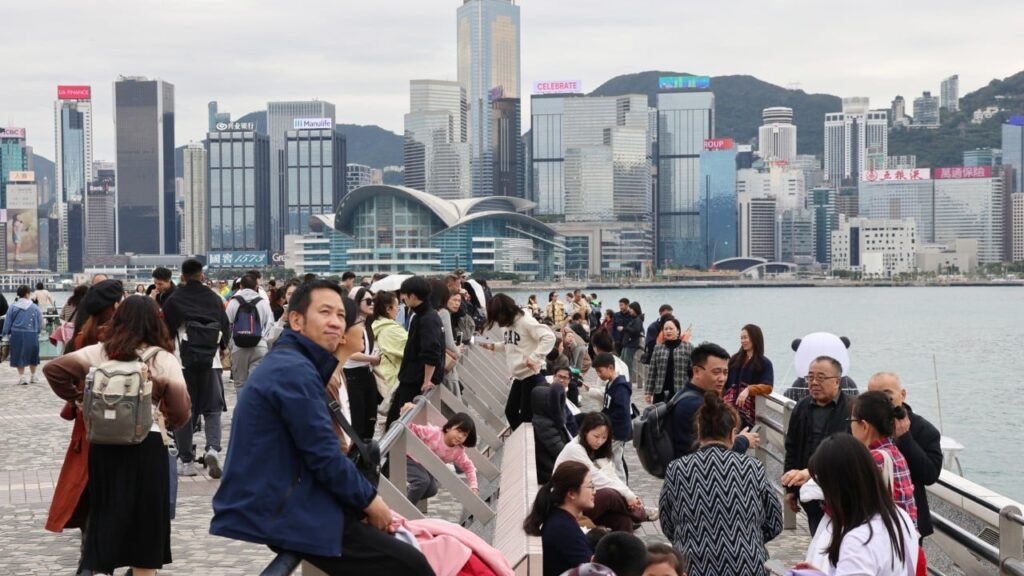 Offer multiple-entry Hong Kong visas to tourists in Beijing, Shanghai: lawmaker