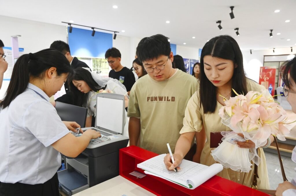 Newlyweds Register for Marriage in Jiangsu Province