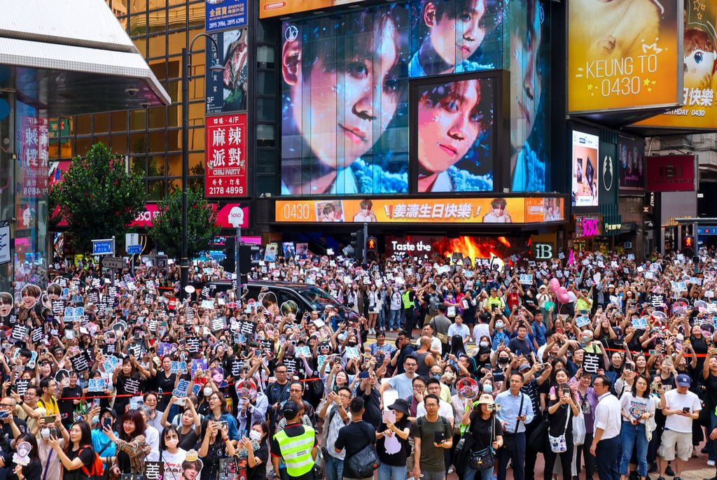 Thousands of fans line the streets of Causeway Bay to celebrate Keung To’s 26th birthday. Photo: Dickson Lee