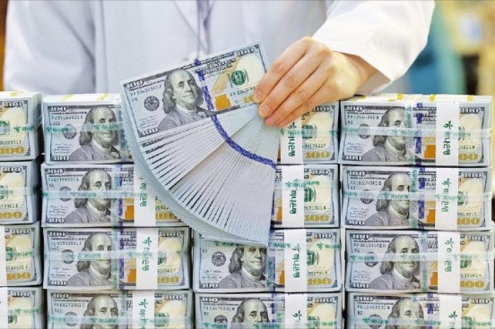 On　June　5,　South　Korean　won　hit　a　seven-month　high　to　the　US　dollar