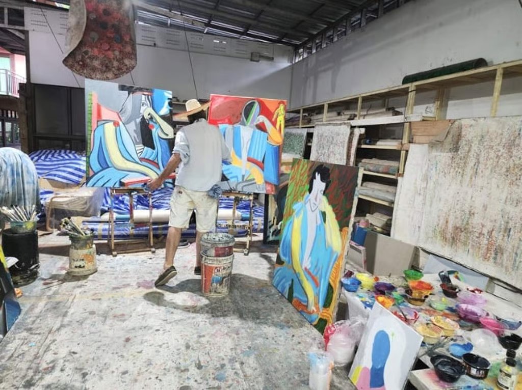 Spencer Sweeney paints in Bo Sang, Thailand, in 2025. Photo: Spencer Sweeney