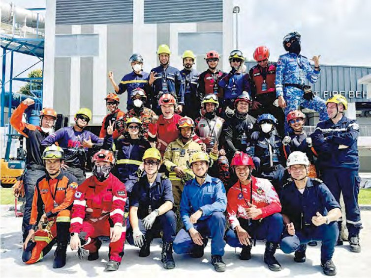 【Emily】消防派隊參加星洲國際挑戰賽 - 20251122 - 港聞 - 每日明報