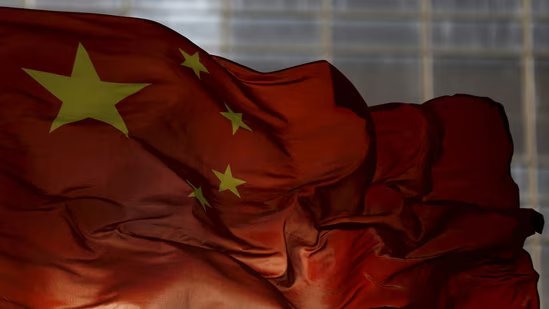 FILE PHOTO: China's national flag flutters at a business district in Beijing, October 29, 2015. REUTERS/Kim Kyung-Hoon/File Photo(REUTERS)