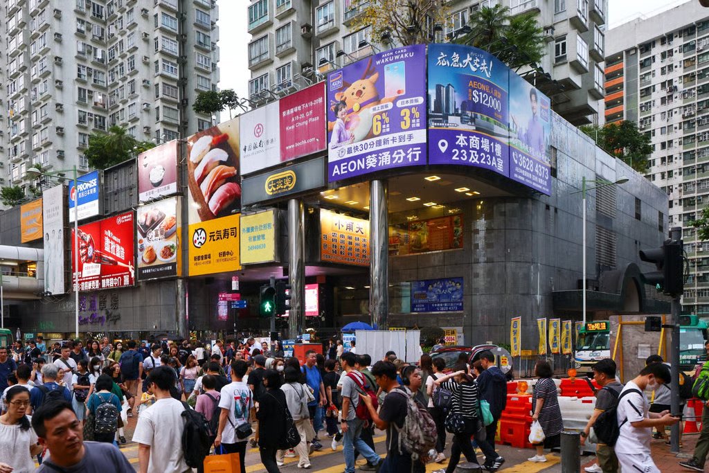 The pair were arrested at Kwai Chung Plaza, a shopping centre and private housing estate in the Kwai Tsing district. Photo: Dickson Lee