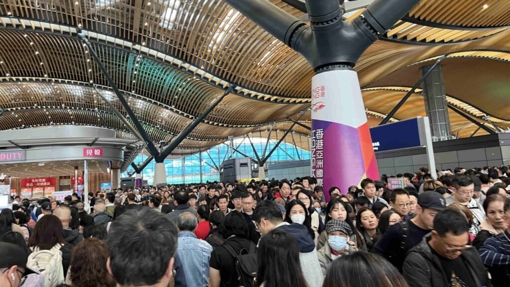 Thousands stuck for hours at Hong Kong-Zhuhai-Macau Bridge on Christmas Day