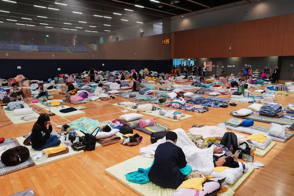 Affected residents of Wang Fuk Court at the temporary shelter of Tung Cheong Street Sports Centre. Photo: Elson Li