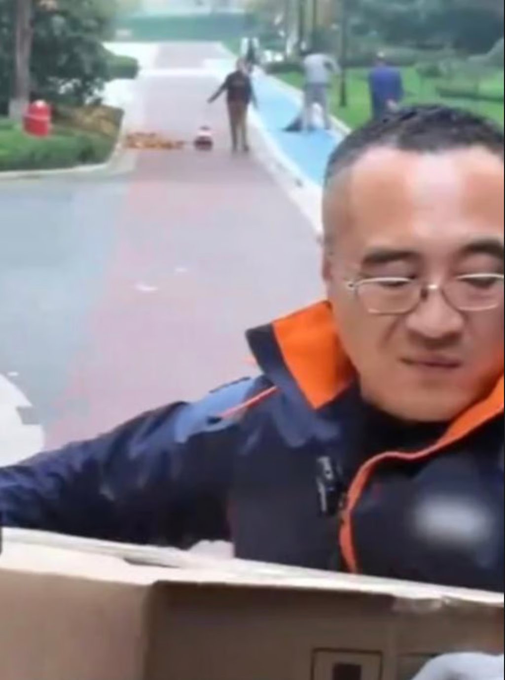 Jia Yuhui struggles with a box of belongings working as a home mover. His efforts have spawned an unlikely spin-off business. Photo: Douyin