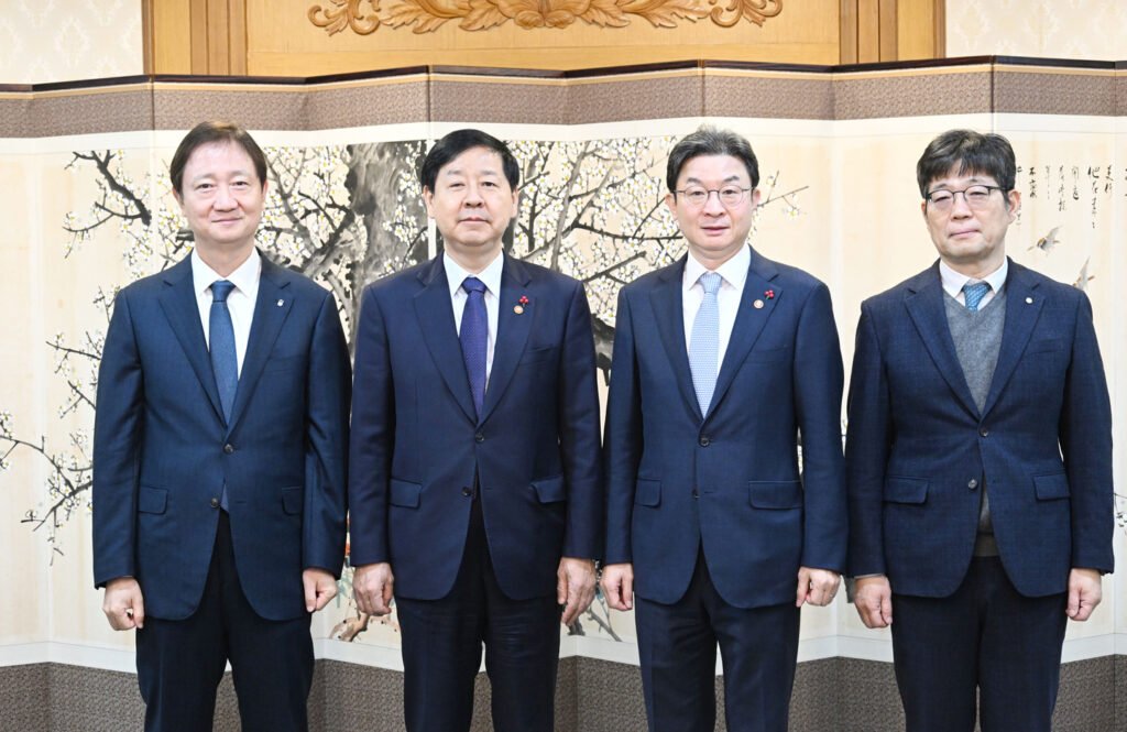 Government officials pose for a photo before an inter-ministerial meeting on measures to strengthen foreign currency liquidity held at the government complex in Jongno District, central Seoul, on Dec. 18. From left, Financial Supervisory Service Gov. Lee Chan-jin, Deputy Prime Minister and Finance Minister Koo Yun-cheol, Financial Services Commission Chairman Lee Eog-weon and Bank of Korea Senior Deputy Gov. Ryoo Sang-dai. [YONHAP]