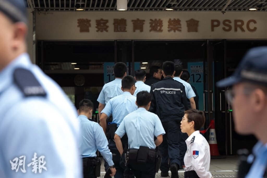 今屆設10個公務員專屬票站,其中一個位於旺角警察體育遊樂會,不少投票者穿紀律部隊制服到場,包括警員。(徐君浩攝)