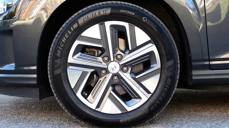 A gray Hyundai Kona with Michelin tires and dual-tone rims.