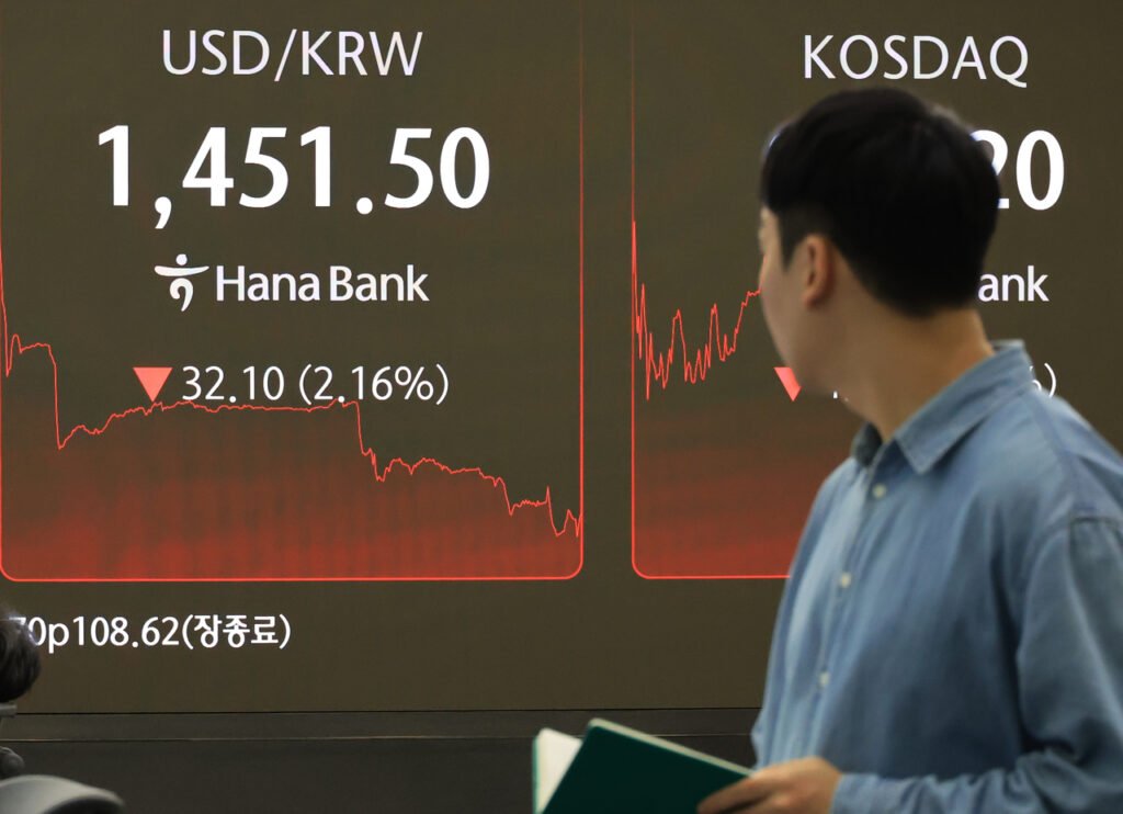 An electronic board at a Hana Bank dealing room in Seoul shows the Korean won against the US dollar on Wednesday just before the close of daytime trading. The won closed at 1,449.8 per dollar. (Yonhap)