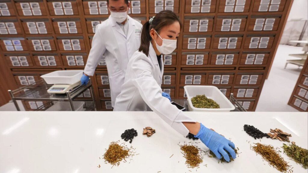 4 in 10 Hongkongers struggle to distinguish Chinese medicine from supplements