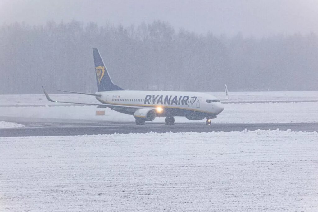 A Boeing 737-800 aircraft of the Irish low cost carrier Ryanair is landing and taxiing during a previous snow storm