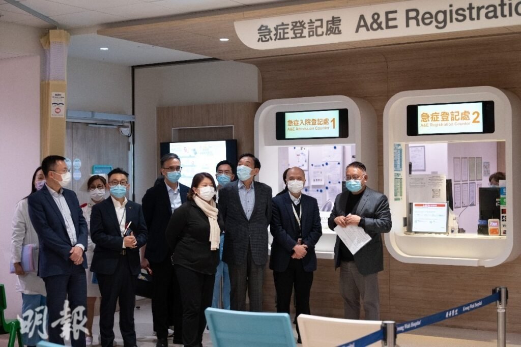 醫管局主席范鴻齡、醫管局行政總裁李夏茵等到廣華醫院巡視。（鄧宗弘攝）