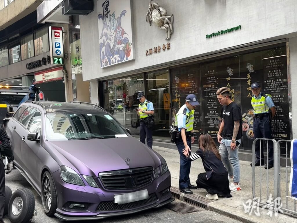 其中一輛私家車車主雖趕及在趕車前回到現場，但因曾喝酒無法開車將車駛走，其間車主女友人一度嘗試下跪求饒。（孫澤芳攝）