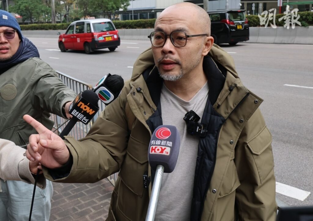 在席家屬今午在法官宣布裁決時，全體離開法庭。 圖為南丫海難死者家屬徐志盛。（李紹昌攝）