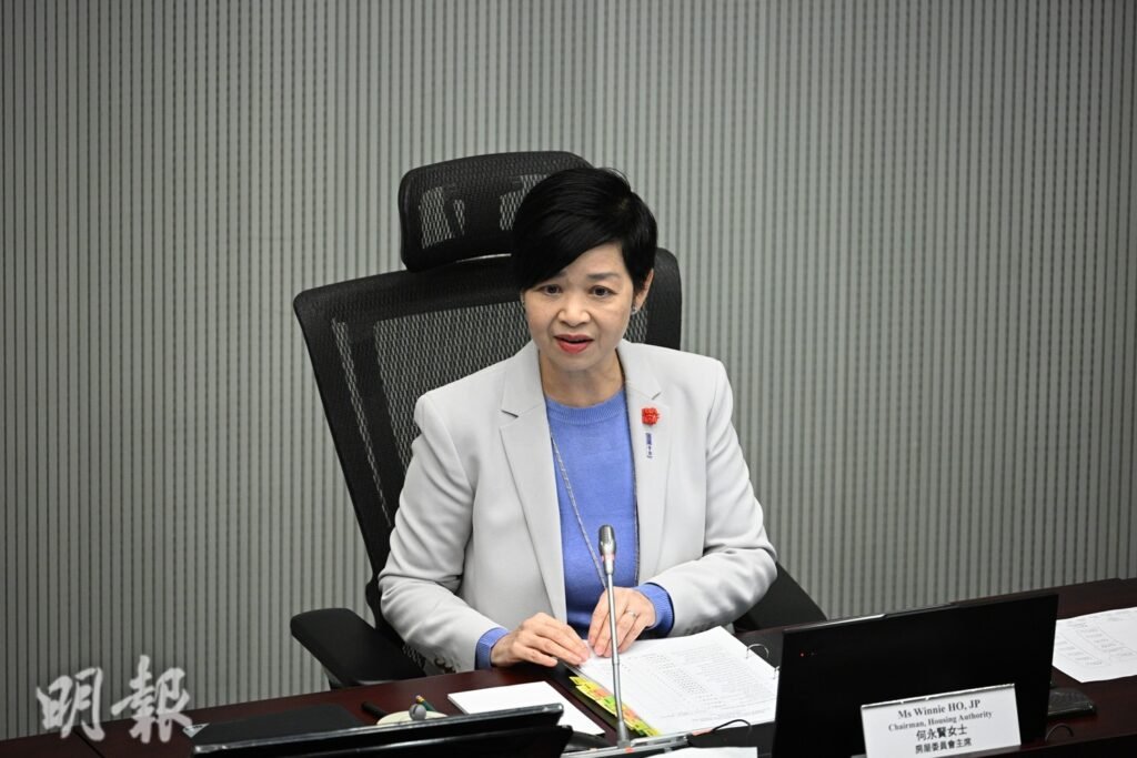 房委會今日（19日）舉行公開例會，交代財政預測及2026/27年度的機構計劃，房屋局長何永賢在會議開始時，主動提及宏福苑的長遠特別安置安排，指目前透過一戶一社工收集居民對長遠安置的意見，部分選項與房委會工作有關，例如讓他們揀選居屋單位、考慮將大埔公屋地盤變居屋等原區選擇的安排。(曾憲宗攝)