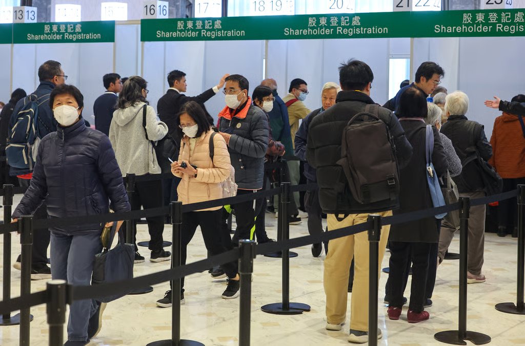 Small shareholders attend Hang Seng Bank’s shareholders’ meeting at Hopewell Hotel on Thursday. Photo: Edmond So