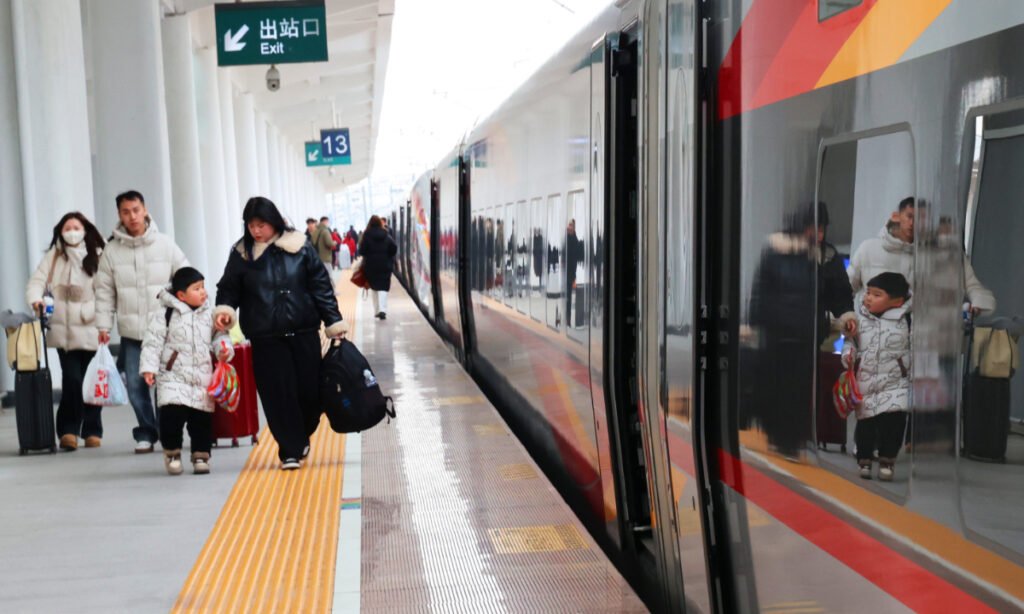 Passengers prepare to board an electric multiple unit train at a railway station in Lianyungang, East China’s Jiangsu Province, January 1, 2026. Photo: VCG