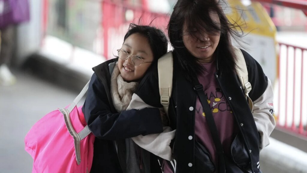 Hongkongers shiver as winter monsoon drives temperatures down to 5.9 degrees