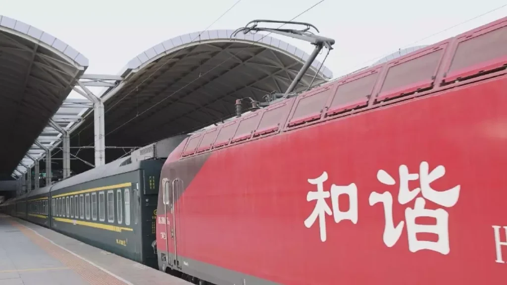 China launches first tourist train connecting Qinghai-Xizang Plateau, Greater Bay Area, Hainan