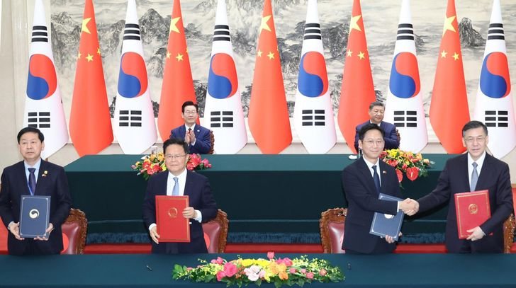 From left, Korean Industry Minister Kim Jung-kwan and Chinese Commerce Minister Wang Wentao, and Korean Food and Drug Safety Minister Oh Yu-kyung and Sun Meijun, director general of China's General Administration of Customs, attend signing ceremonies for agreements on the establishment of a commercial cooperation dialogue and on food safety cooperation, respectively, with attendance by President Lee Jae Myung  and Chinese President Xi Jinping, right in the second row, at the Great Hall of the People in Beijing, Monday. Yonhap