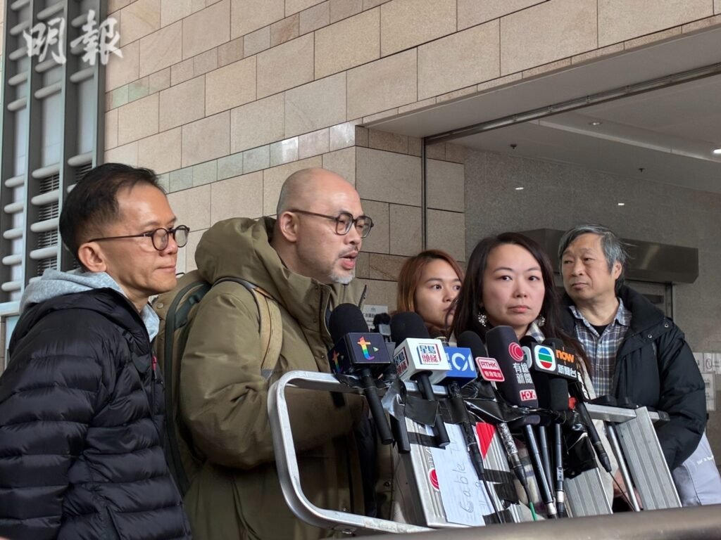 遇難者家屬趙炳全（左起）、徐志盛及梁淑玲在裁決後受訪，表示對判決極度失望。（余卓祈攝）