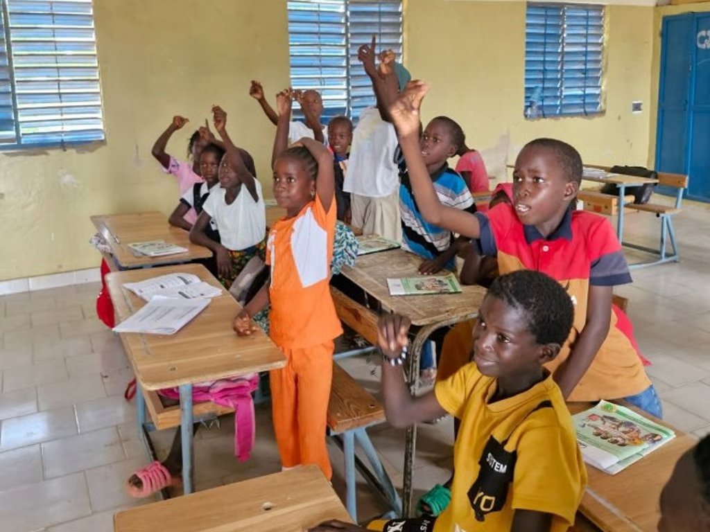 Students actively engage in a bilingual classroom (Photo: ARED)