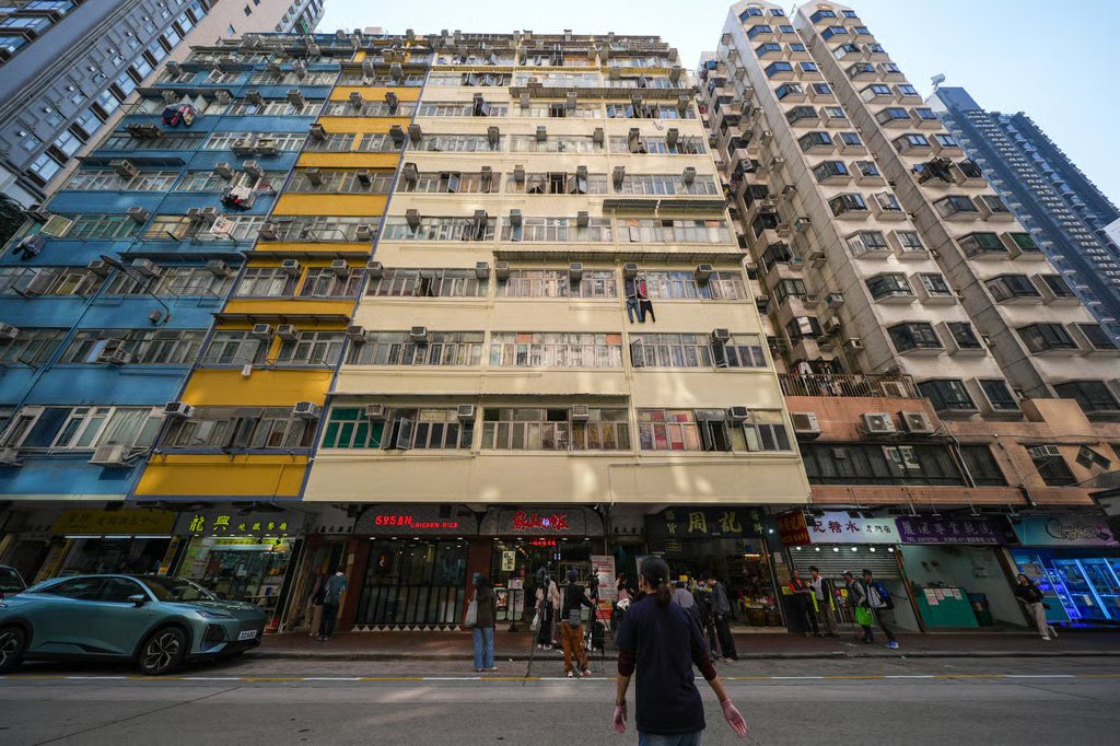Ownership of the Yee Wa Building in Cheung Sha Wan recently changed hands. Photo: Eugene Lee
