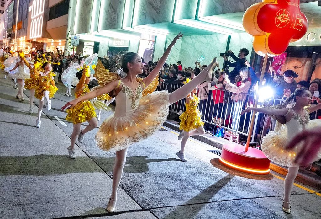 Young ballet dancers perform for the crowds. Photo: Elson Li