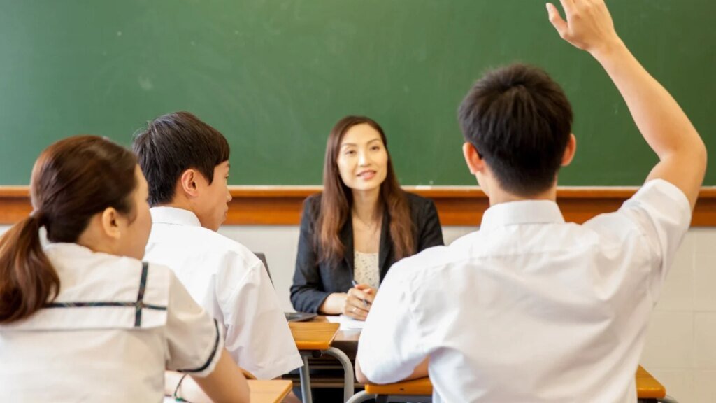 Hong Kong teachers to be given 1 year to obtain practising certificates