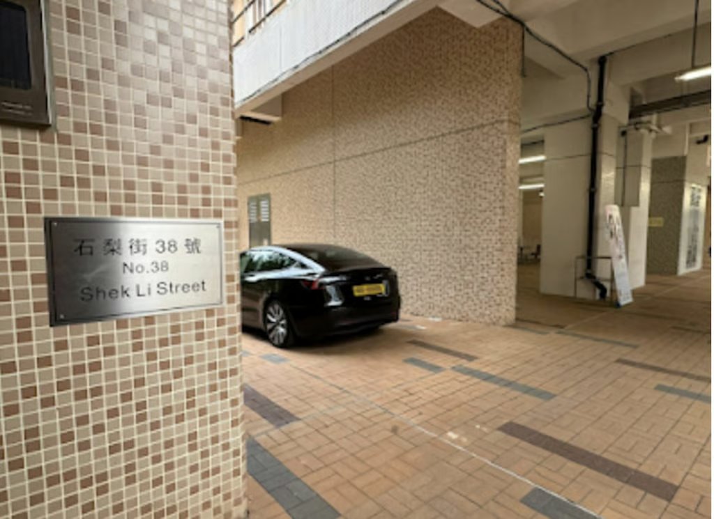 Chau Kit-ying has admitted the car belonged to her and said she had asked security guards for access to the fire exit lane to park temporarily. Photo: Facebook/Kwai Chung Media