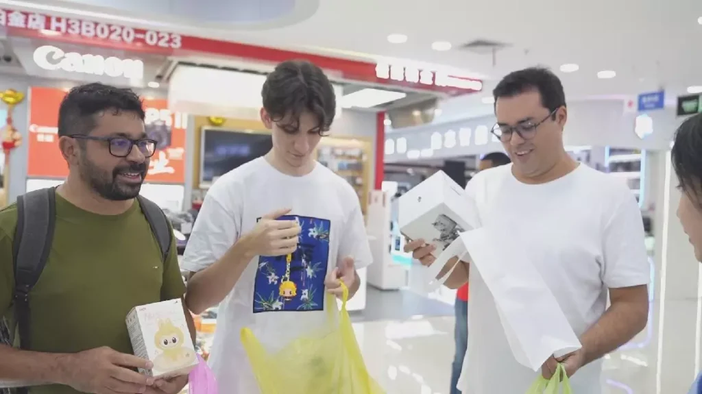 Customized sci-tech goods entice shoppers in Greater Bay Area ahead of Spring Festival