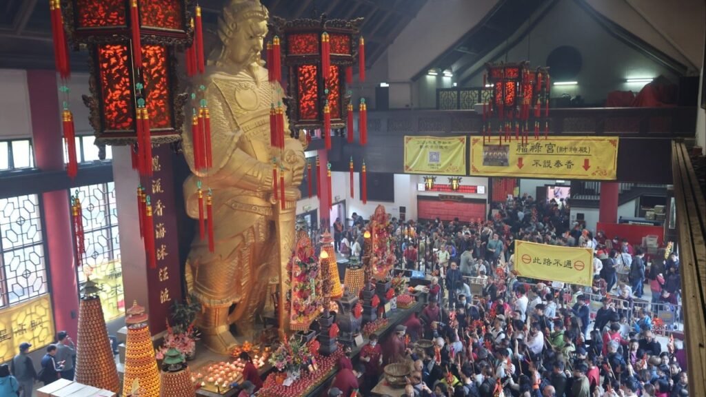 Crowds continue to flood Hong Kong attractions despite outbound travel surge