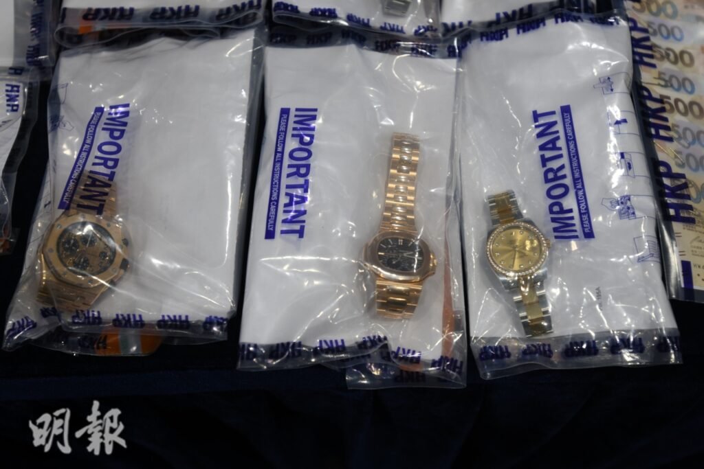 警方於其中一個行動中檢獲一批名貴手表。(衛永康攝)