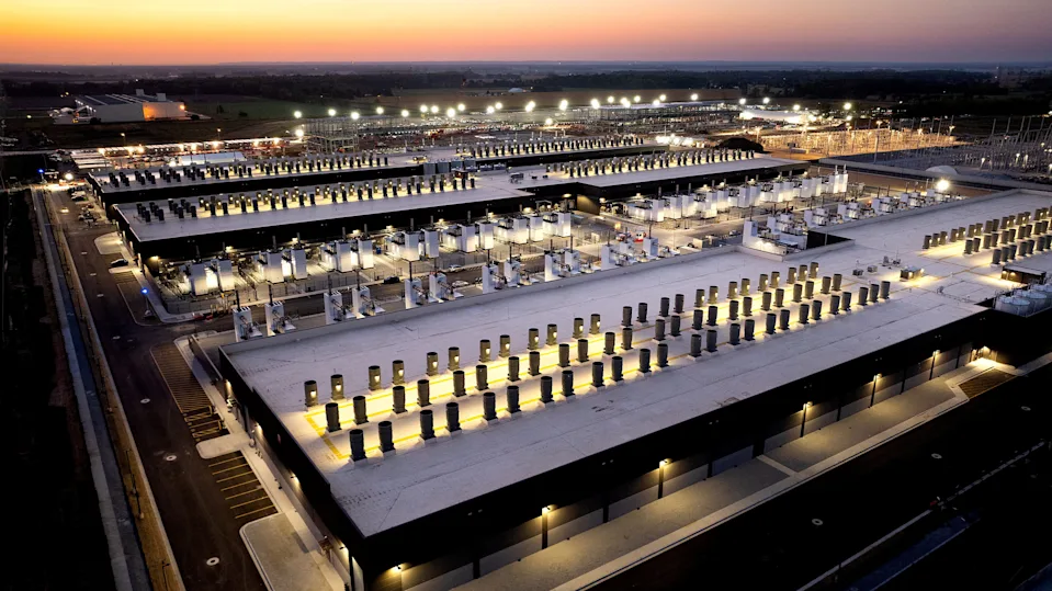FILE PHOTO: An Amazon Web Services AI data center in New Carlisle, Indiana, U.S., October 3, 2025. REUTERS/Noah Berger for AWS/File Photo
