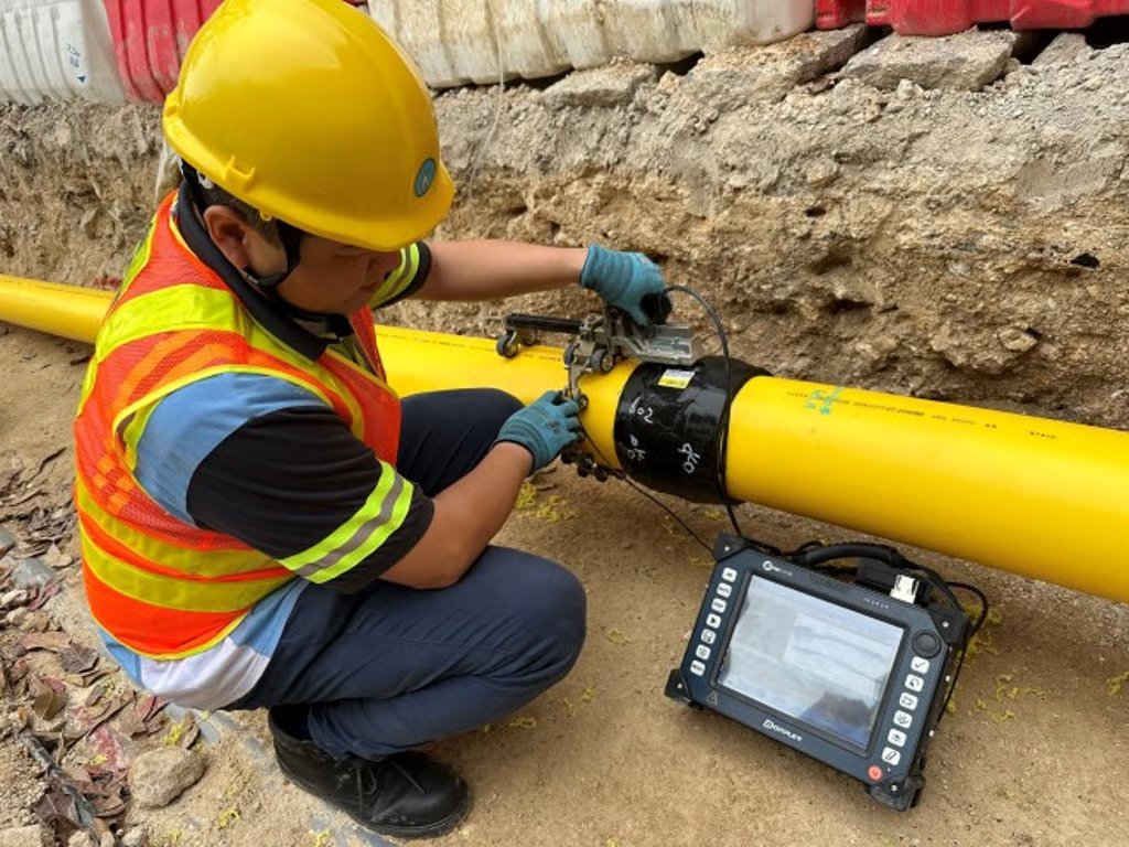 The AI pipe joint analysis system uses non-destructive testing technology to rapidly detect defects in pipe connections on-site by analysing reflected ultrasound waves, determining whether replacement is needed and ensuring gas supply safety.
