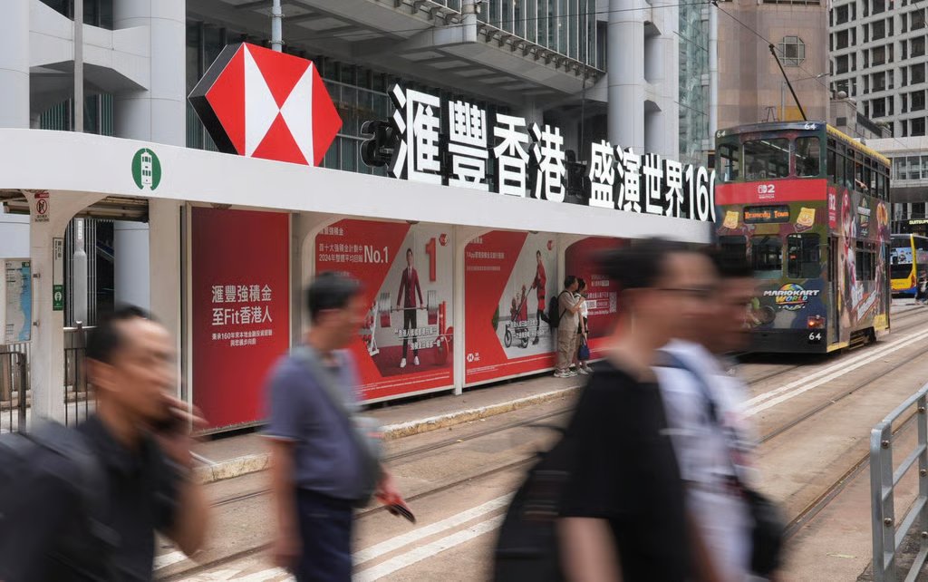 HSBC and its subsidiary Hang Seng Bank are also distributing HK$500 to each of their combined staff of nearly 26,000 electronically. Photo: Eugene Lee