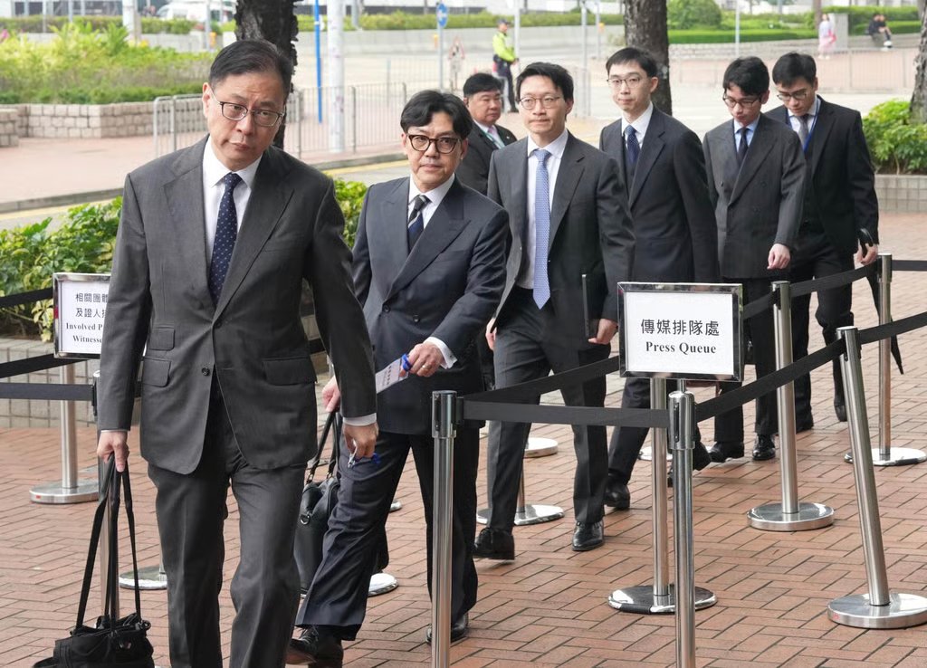 Victor Dawes SC, the independent committee’s lead counsel (left), arrives at City Gallery in Central on the fifth day of the Wang Fuk Court fire hearings. Photo: Jelly Tse