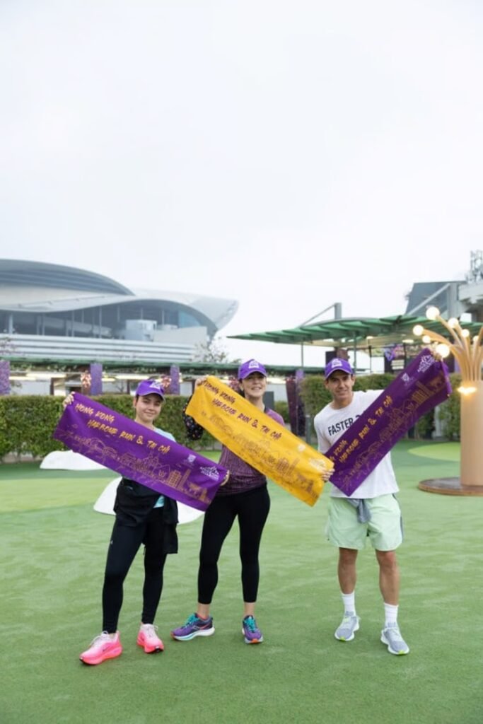 Each registered runner received a commemorative towel sponsored by CUHK.