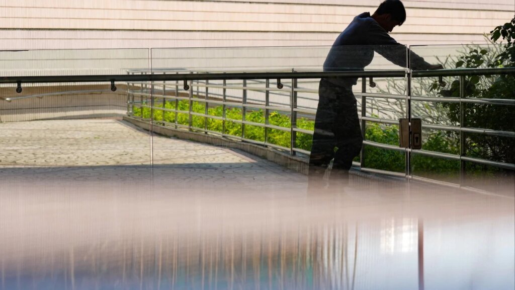 Warning over screen time and chatbots as number of depressed hits record high