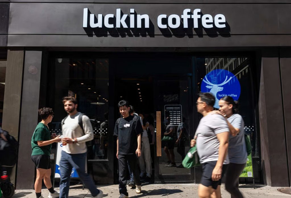 A Luckin Coffee shop in Manhattan. Luckin must go beyond efficiency to compete with Starbucks in the US, according to an analyst. Photo: AFP