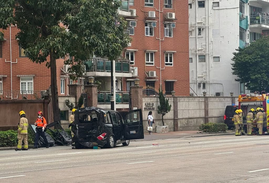 The car took the brunt of the impact, with its rear left severely mangled. Photo: Facebook/pttthk