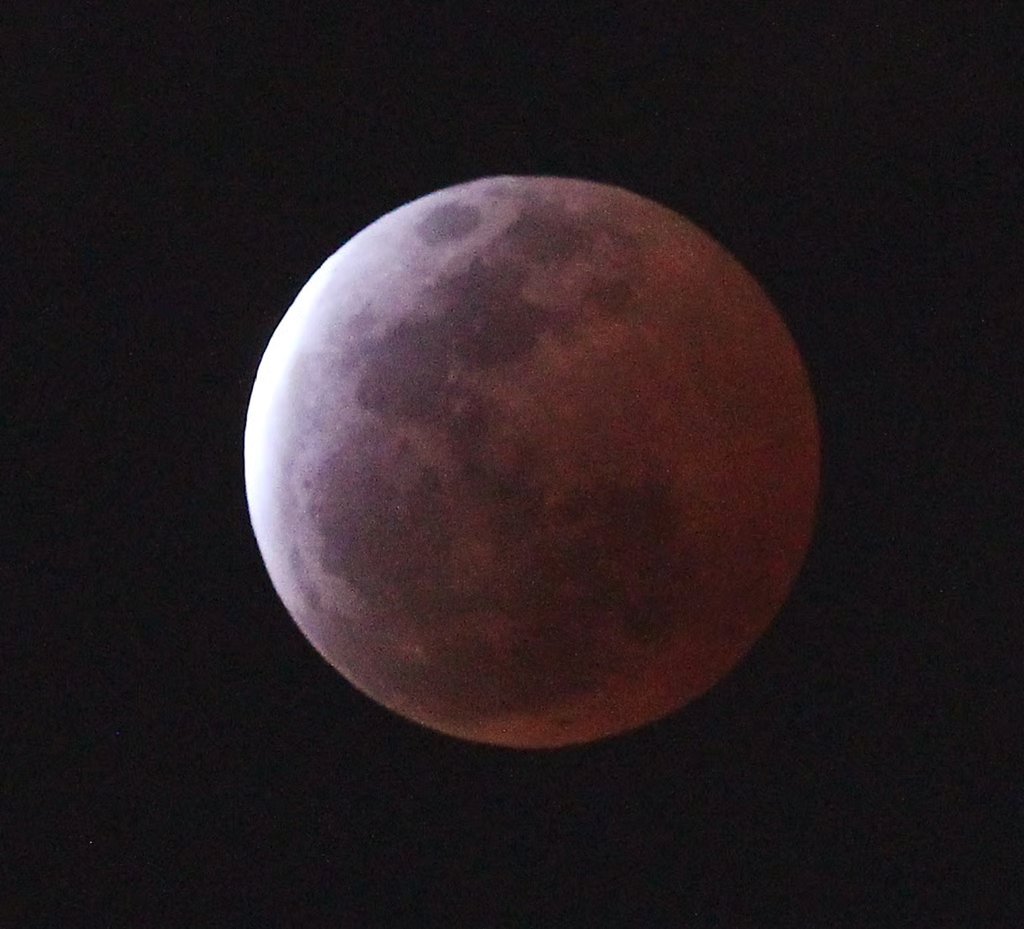 The forecaster says the total lunar eclipse will start at 7.04pm. Photo: Dickson Lee