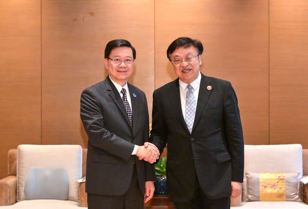 John Lee (left) meets Hainan party secretary Feng Fei on Wednesday. Photo: Handout