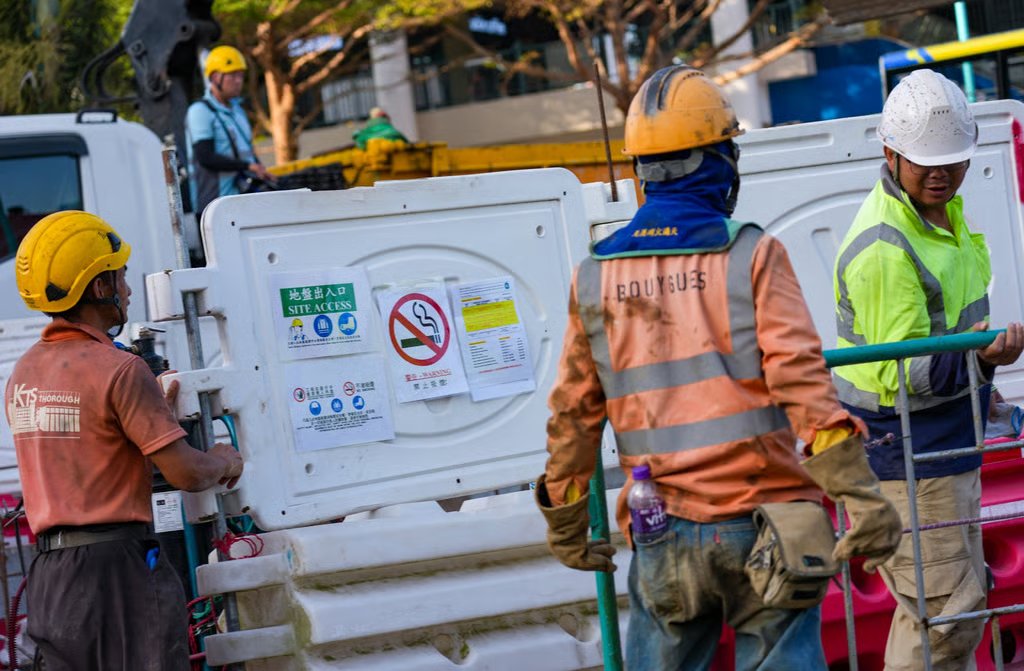 Authorities are moving to ban smoking on construction sites to protect workers and curb fire risks. Photo: Jelly Tse