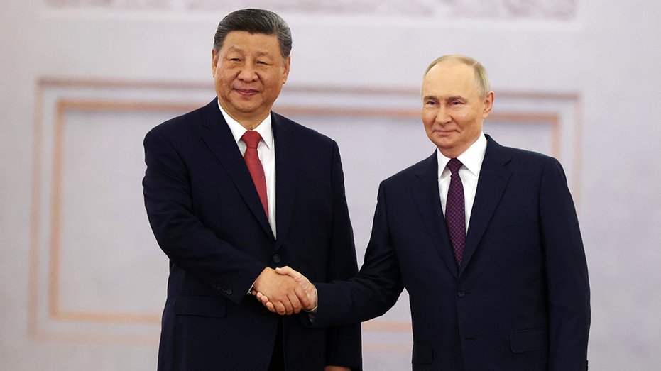 Xi Jinping and Vladimir Putin shaking hands